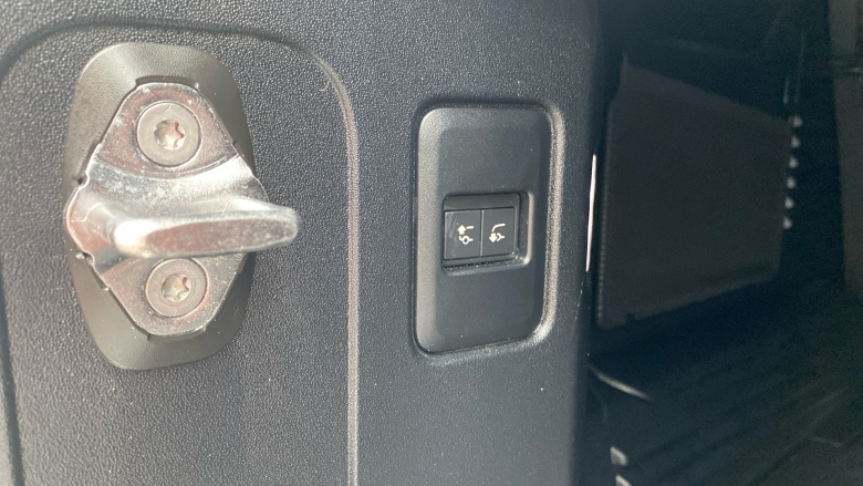 Land Rover Defender 3.0 D250 SE 110 5dr Auto Diesel Estate